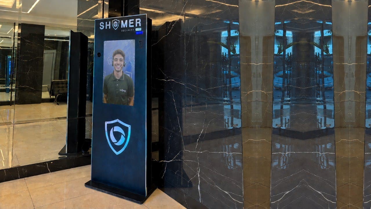 Tótem de seguridad virtual vs. vigilancia física: Comparativa de costos, alcance y efectividad